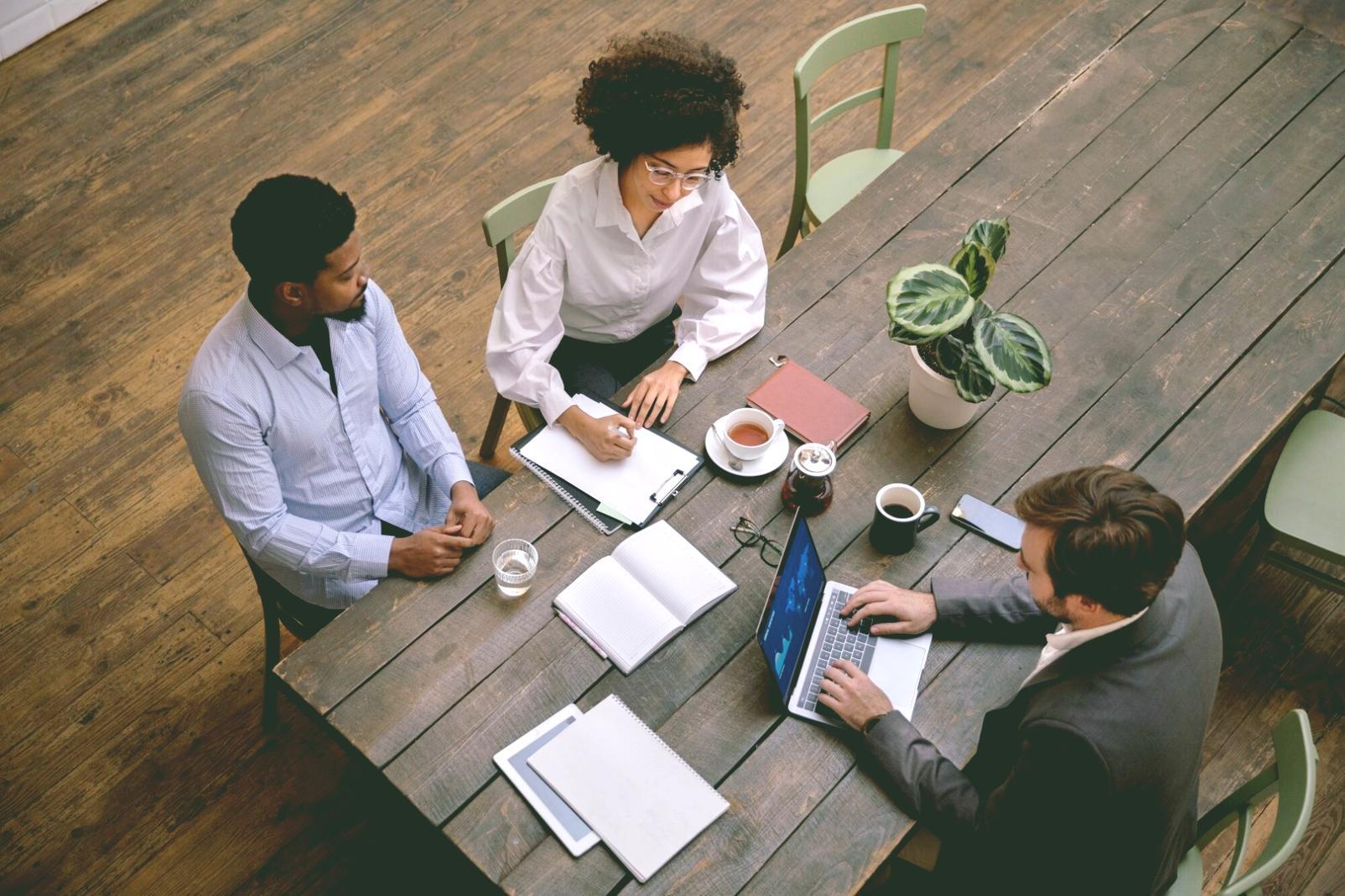 Moderne Lernräume mit komfortabler Ausstattung für Finanzbildungskurse