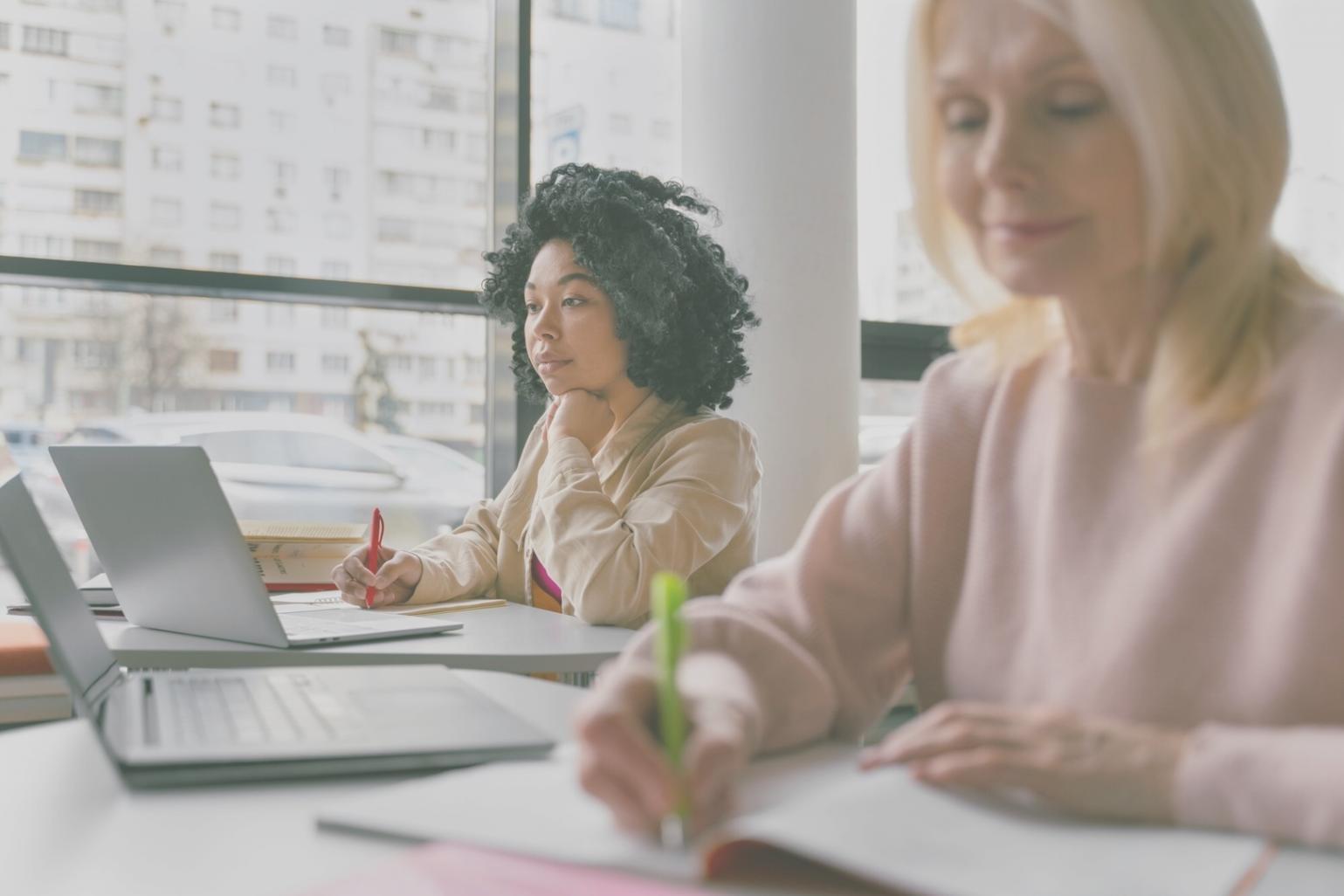 Professionelle Finanzanalyse mit Dokumenten und Grafiken auf einem modernen Schreibtisch