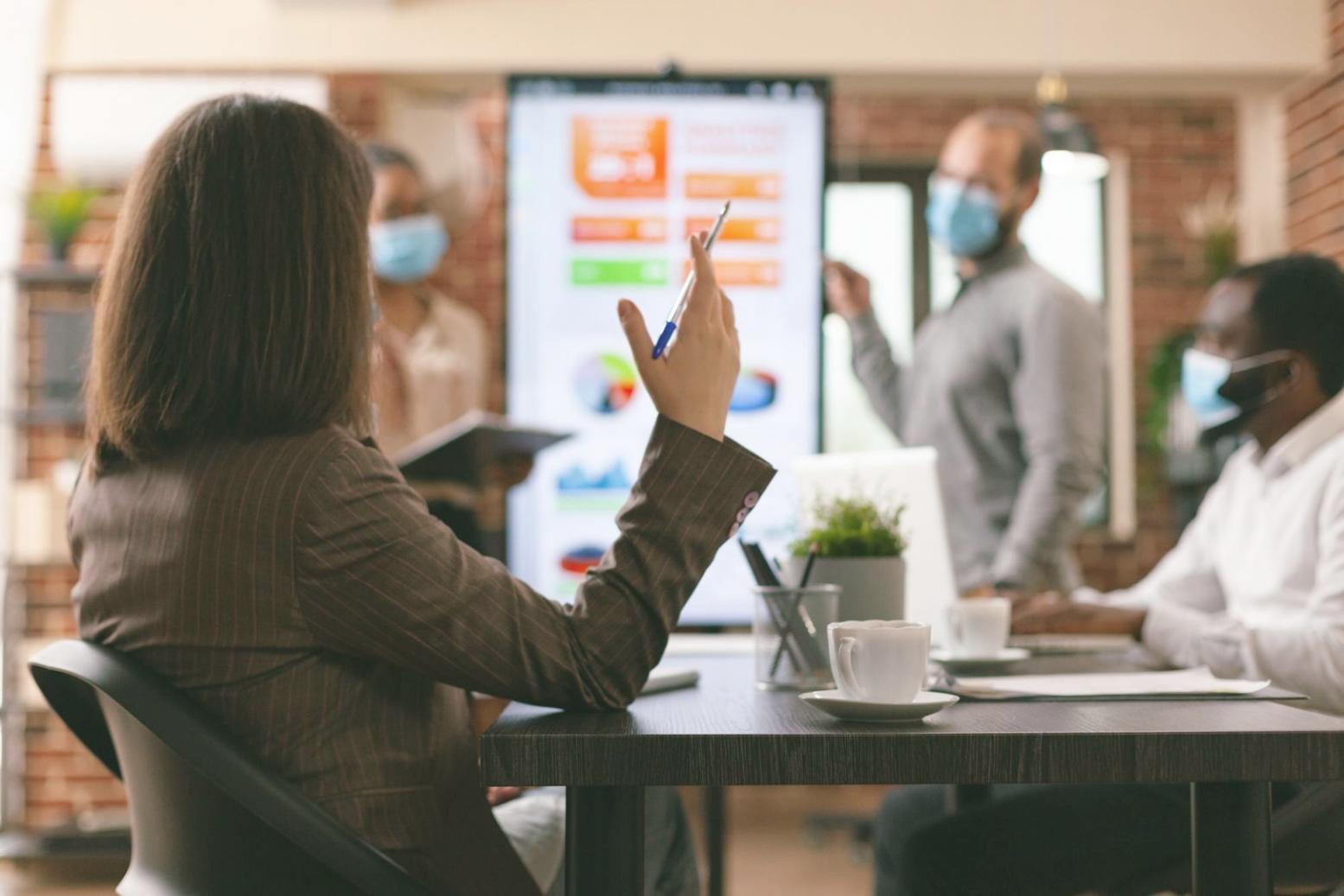 Moderne Lernumgebung mit Computern und Lernmaterialien