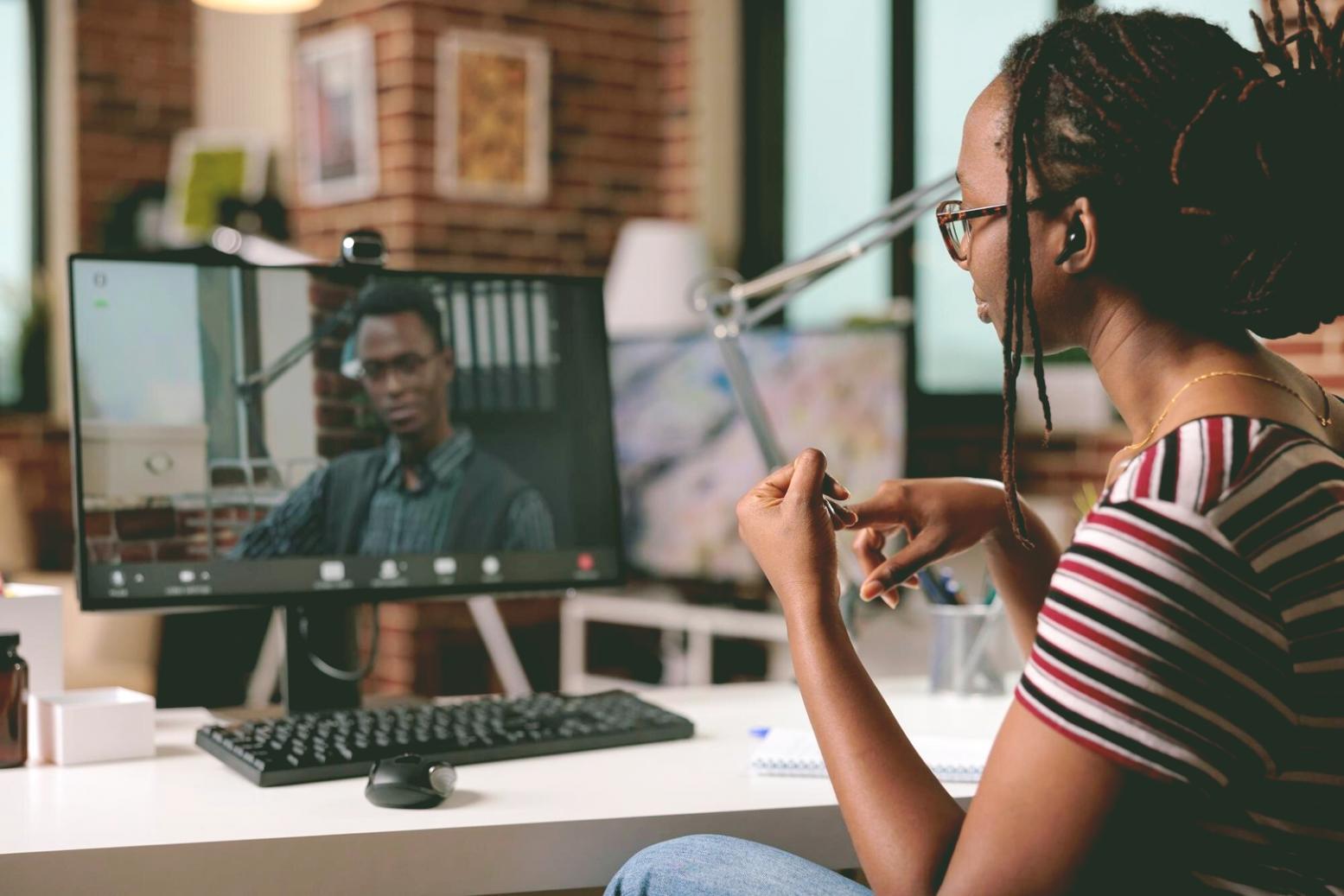 Teilnehmer arbeiten gemeinsam an Finanzplänen in entspannter Lernatmosphäre